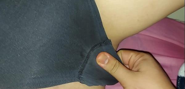  En la Habitación de mi Hermana Se hace el panty de lado y muestra su coño